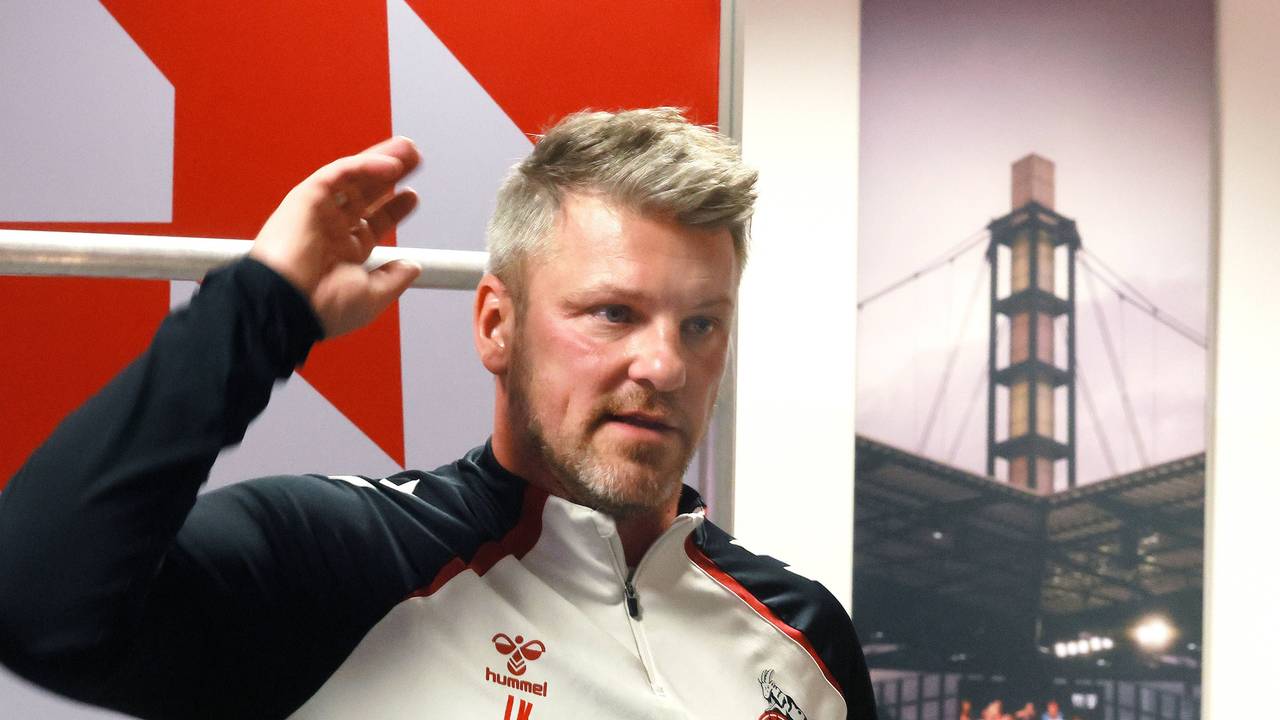 Lukas Kwasniok (1. FC Köln) am 23. Oktober 2025 auf der Pressekonferenz vor der Partie bei Borussia Dortmund.