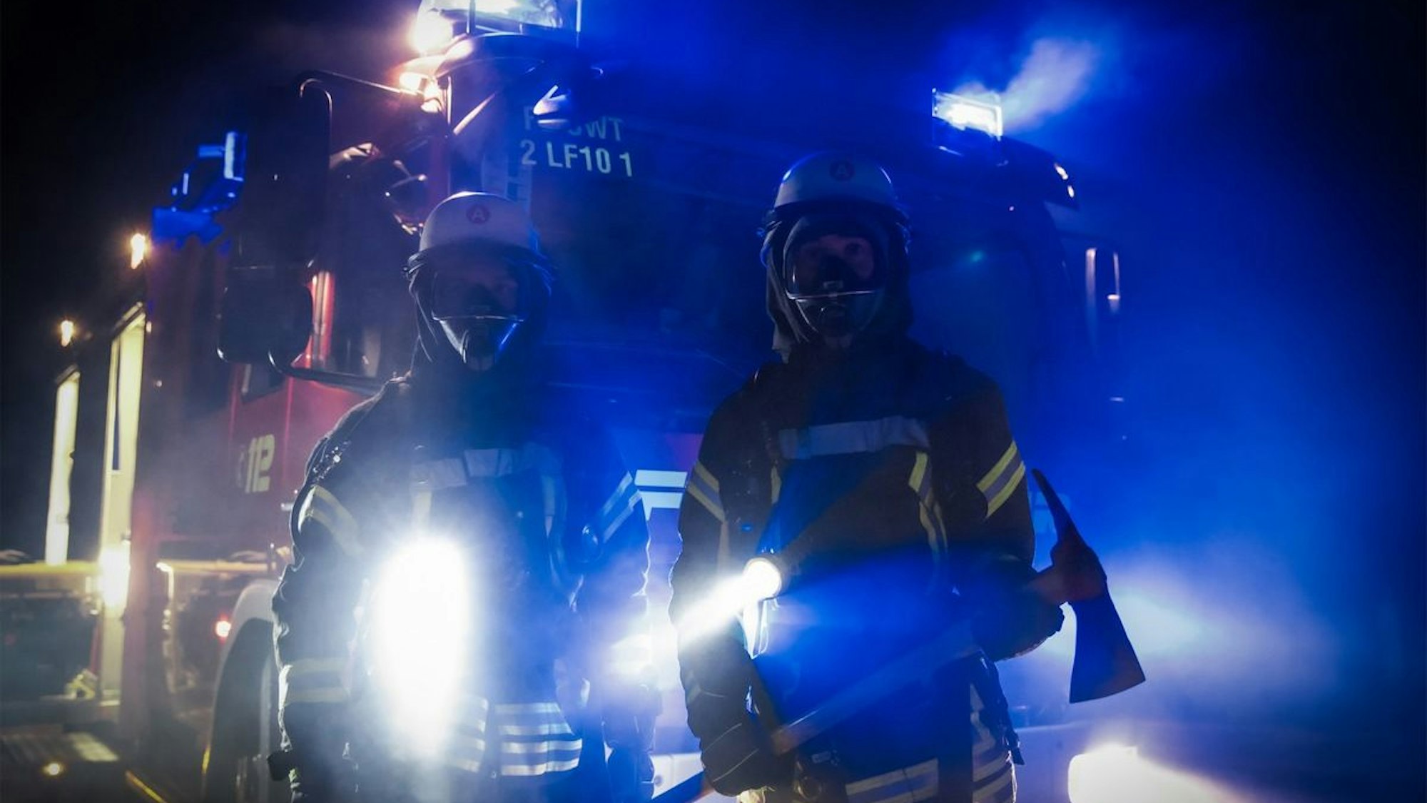 FFW Schwalmtal: Feuerwehr löscht Wohnungsbrand unter Polizeischutz in Amern