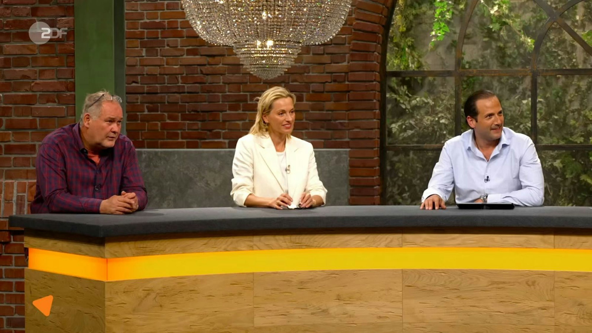 „Da habe ich mehrere Kunden für, zwei sitzen hier am Tresen“, war Julian Schmitz-Avila (rechts) sicher. (Bild: ZDF)