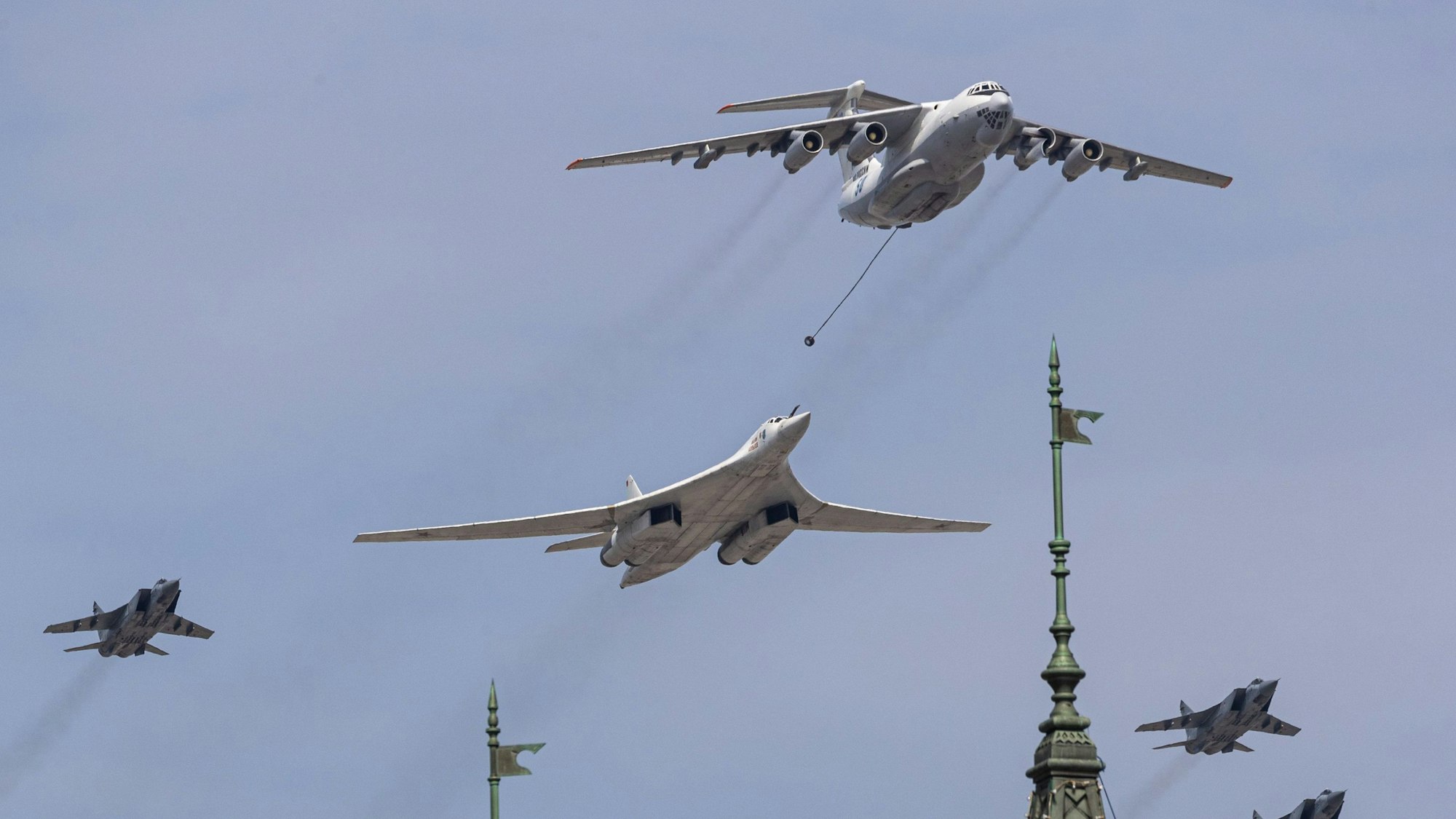 Auch ein Tankflugzeug vom Typ IL-78 soll in den Nato-Luftraum eingedrungen sein. Hier bei einem Demonstrationsflug über Moskau (Archivfoto).
