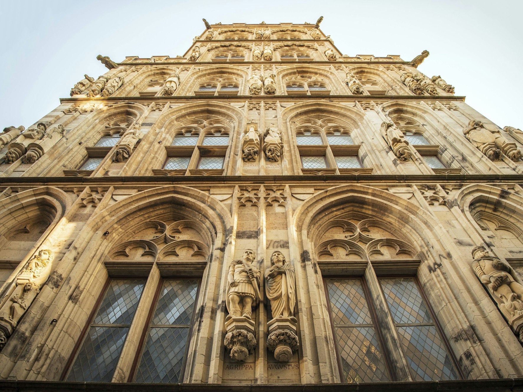 Steinfiguren zieren die Fassade des Kölner Rathauses.