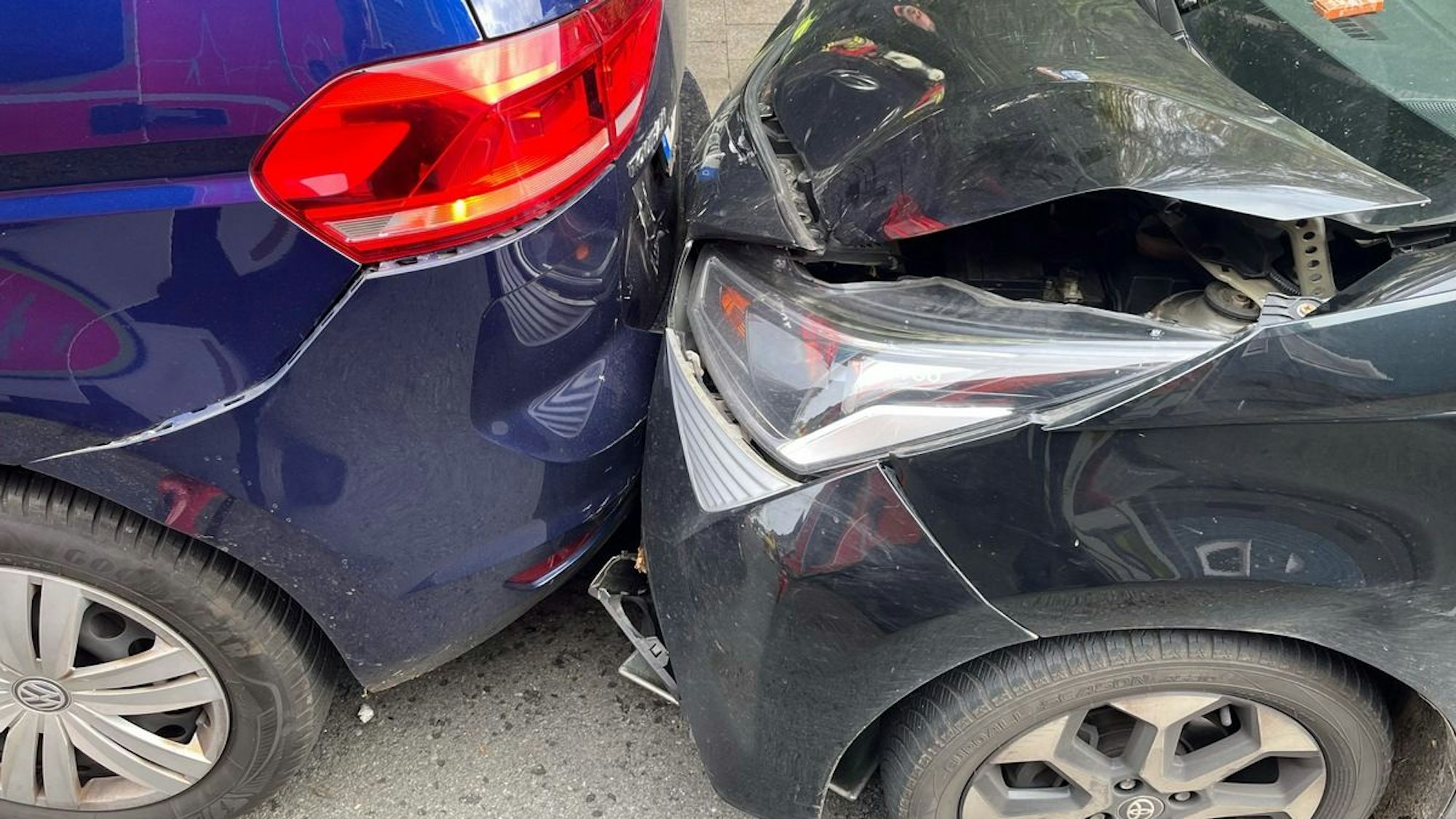 Zwei Autos sind nach einem Auffahrunfall beschädigt.