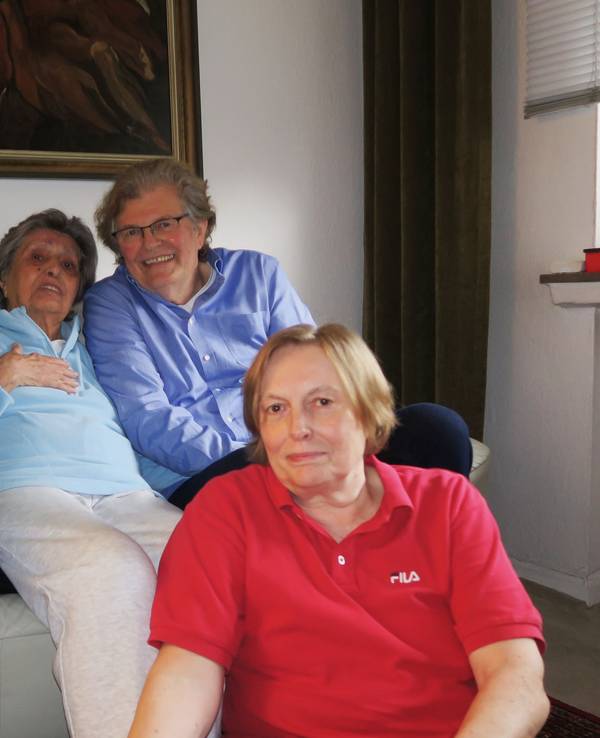 Lilly Rostock (2. v. l.) im Kreise ihrer Kinder Karl-Heinz und Brigitte Rostock (r.) sowie Schwiegertochter Jildas (l.).