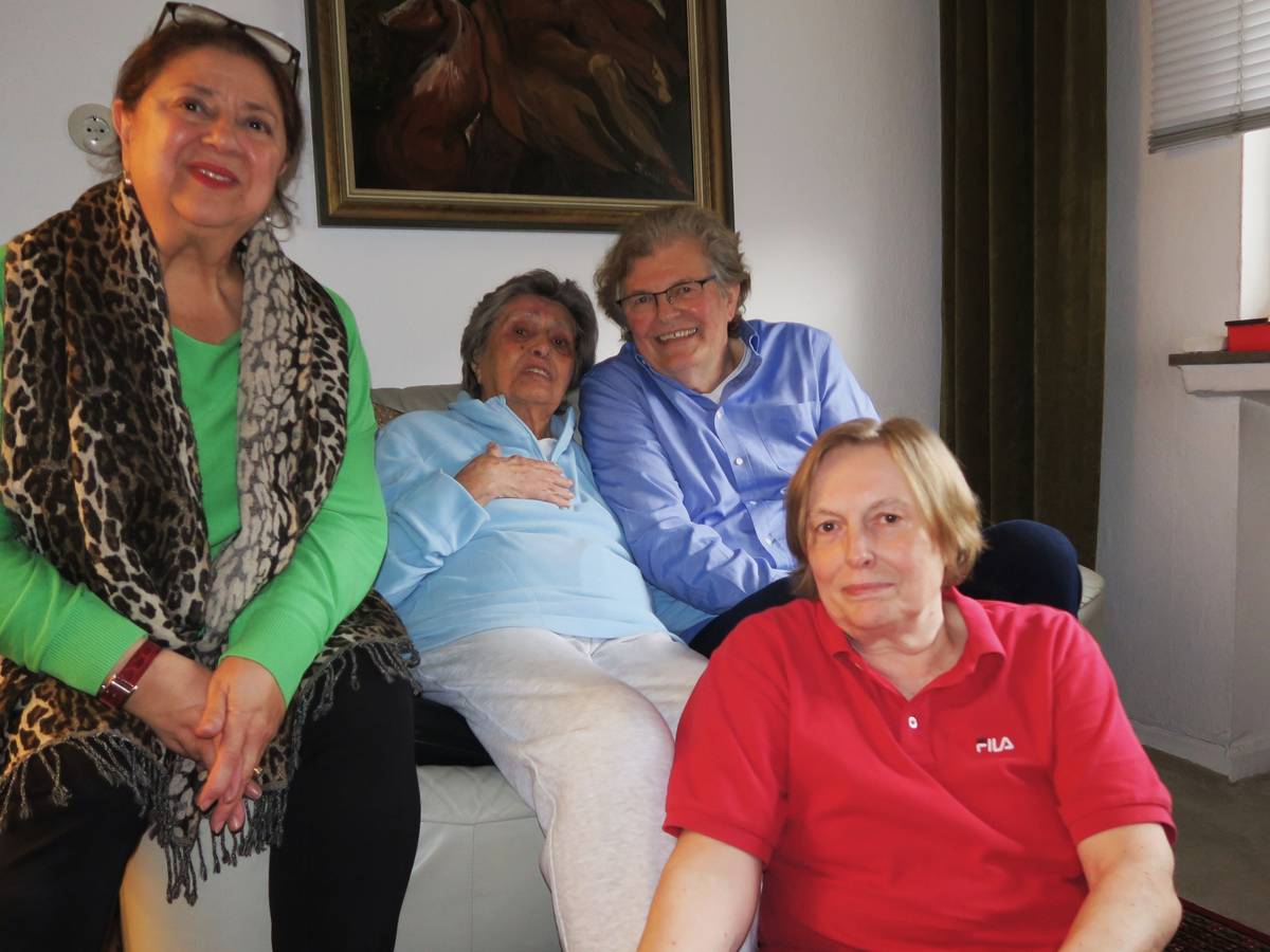 Lilly Rostock (2. v. l.) im Kreise ihrer Kinder Karl-Heinz und Brigitte Rostock (r.) sowie Schwiegertochter Jildas (l.).