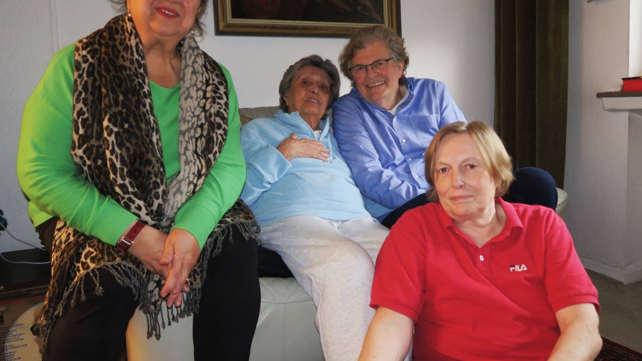 Lilly Rostock (2. v. l.) im Kreise ihrer Kinder Karl-Heinz und Brigitte Rostock (r.) sowie Schwiegertochter Jildas (l.).