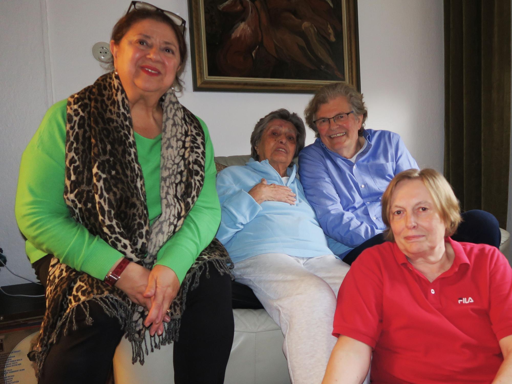 Lilly Rostock (2. v. l.) im Kreise ihrer Kinder Karl-Heinz und Brigitte Rostock (r.) sowie Schwiegertochter Jildas (l.).