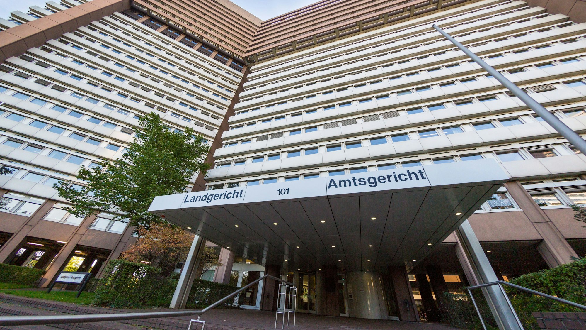 Über dem Haupteingang zum Justizzentrum Köln stehen die Worte Amtsgericht und Landgericht.