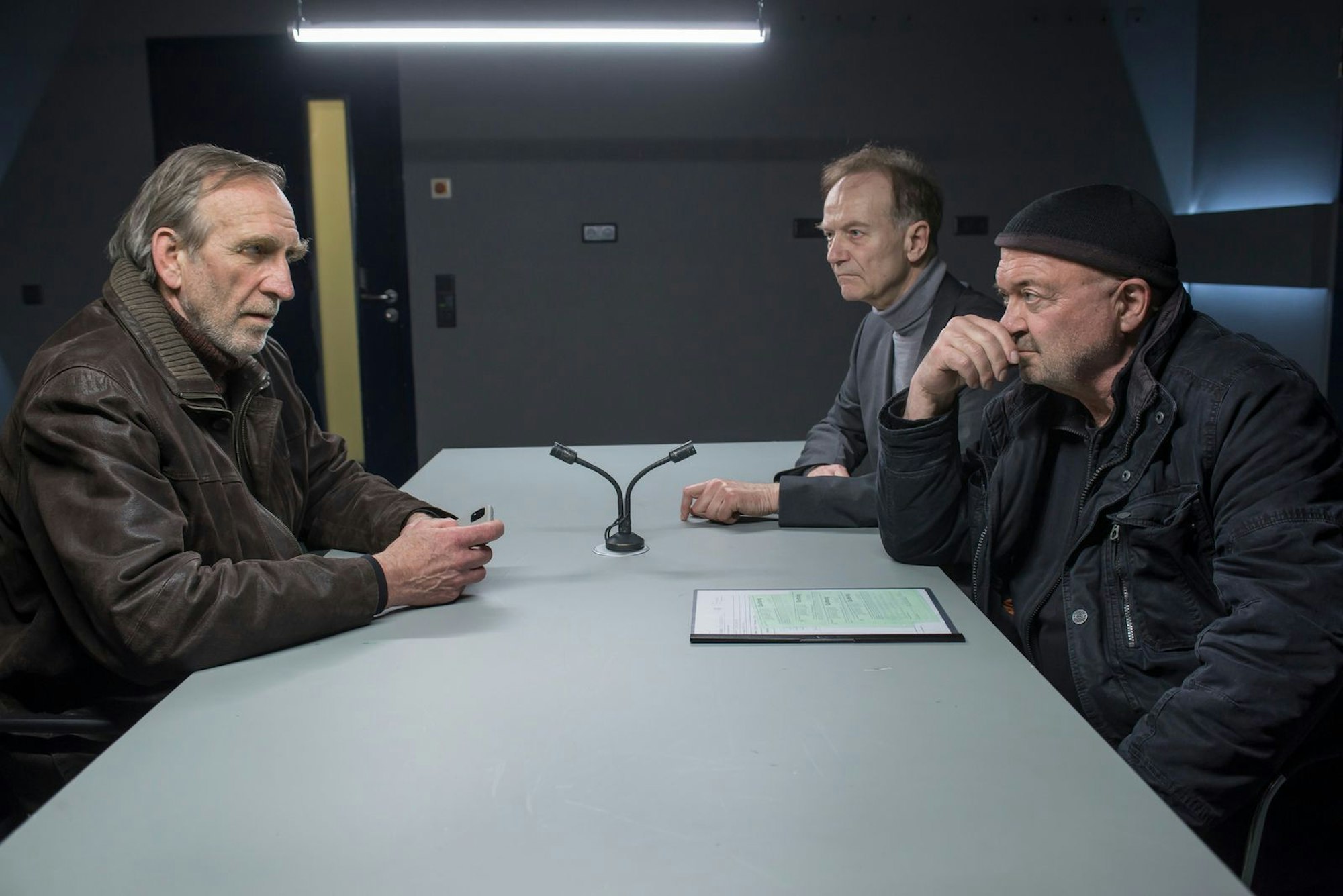 Wiedersehen nach 30 Jahren: Otto Garber (Florian Martens, rechts) trifft auf Bruno Wirth (Jochen Nickel, links). Auch Reddemann (Arnfried Lerche) ist dabei.
 (Bild: ZDF / Katrin Knoke)