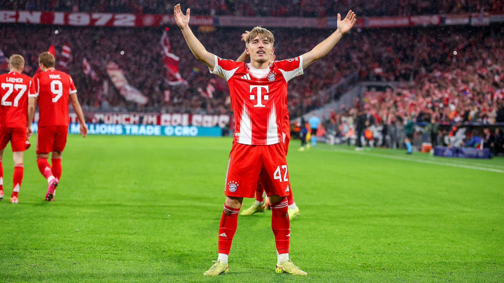 Lennart Karl bejubelt ein Tor in der Champions League für den FC Bayern München.