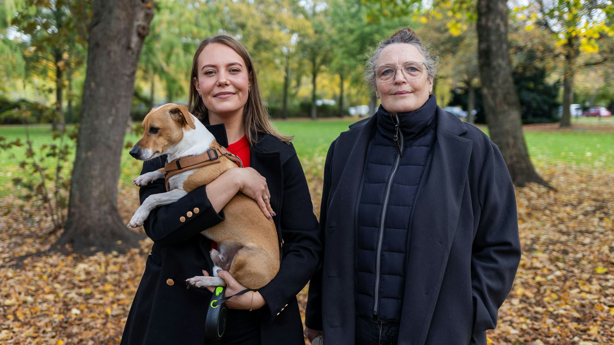 Karina Krimmel (l.) und Sonja Klemmstein (r.) warnen vor den Ködern.
