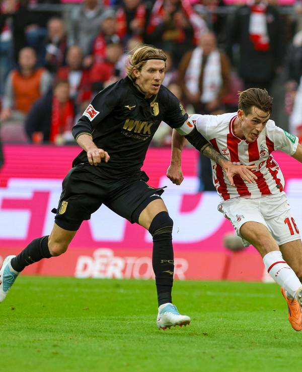 Kristijan Jakic (FC Augsburg) kann Jakub Kaminski (1. FC Köln) nicht stoppen.