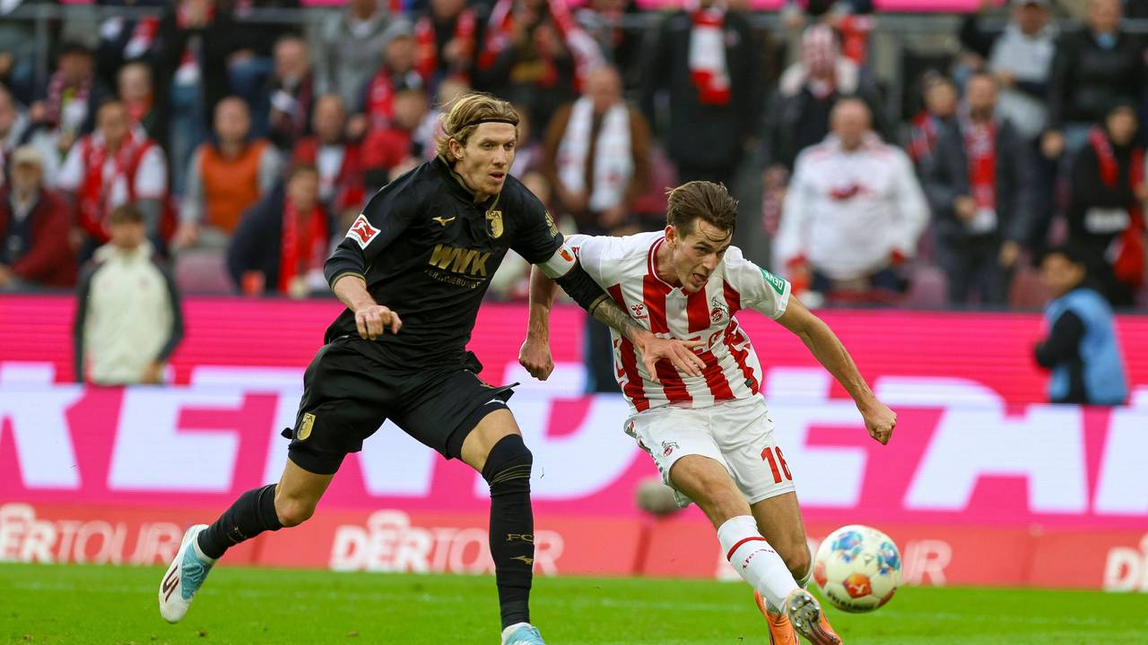 Kristijan Jakic (FC Augsburg) kann Jakub Kaminski (1. FC Köln) nicht stoppen.