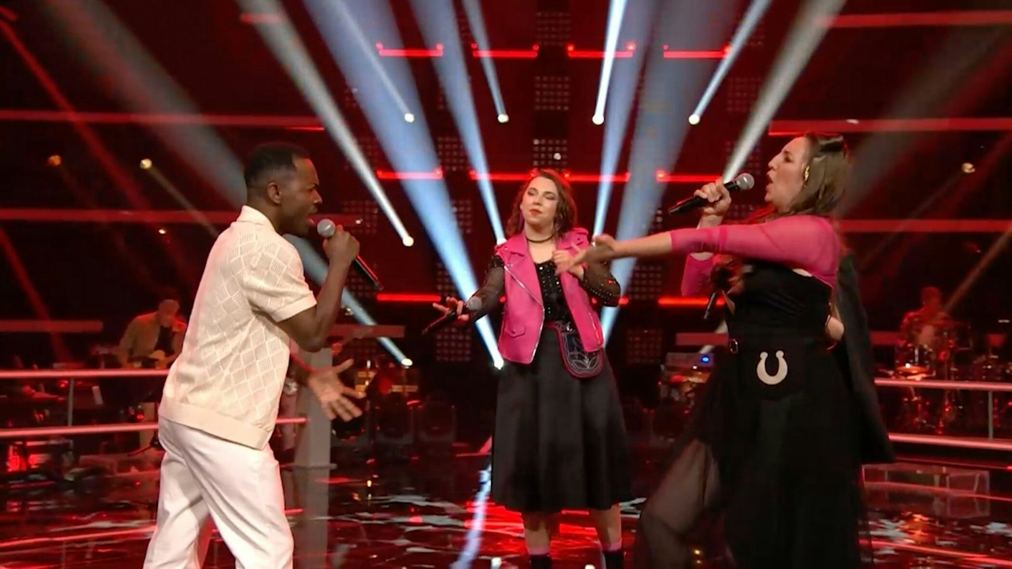 Team Rea überfordert alle Coaches mit einem französisch-ukrainischen Mashup aus zwei ESC-Songs. Am Mikro kämpfen Brunel und die Sängerinnen von Elba Trio gegeneinander. (Bild: Joyn )