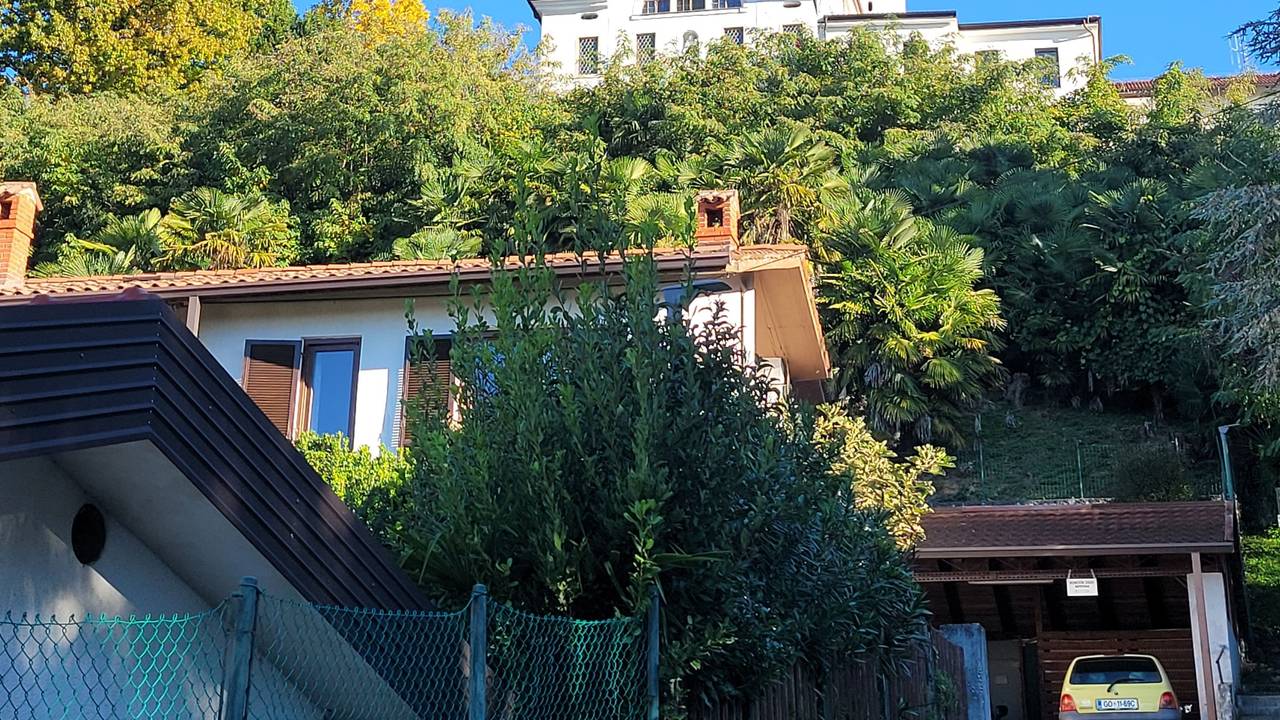 Eine Klosterkirche in strahlendem Weiß ragt in den blauen Himmel auf.