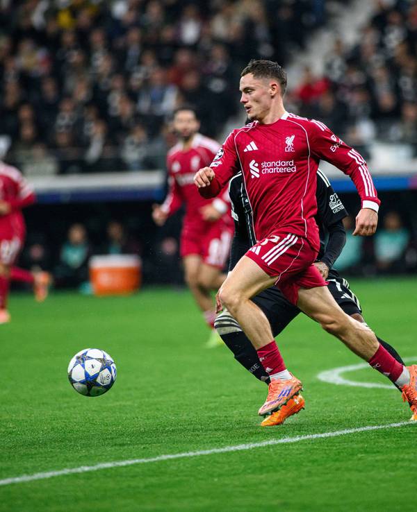Florian Wirtz dribbelt im Spiel des FC Liverpool.