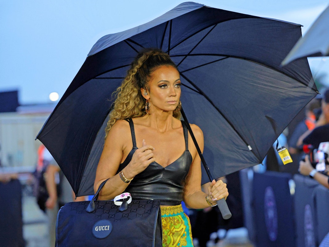 Kate Scott auf dem Weg zu einem Moderations-Auftritt.