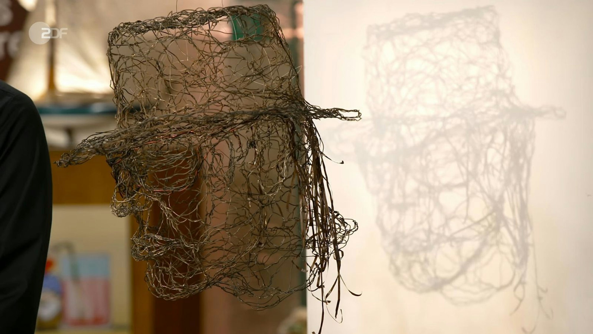 „Mit Licht sieht man, dass es sich um eine Art Zeichnung handelt, die sich als Schattenbild widerspiegelt“, schwärmte Experte Detlev Kümmel. (Bild: ZDF)