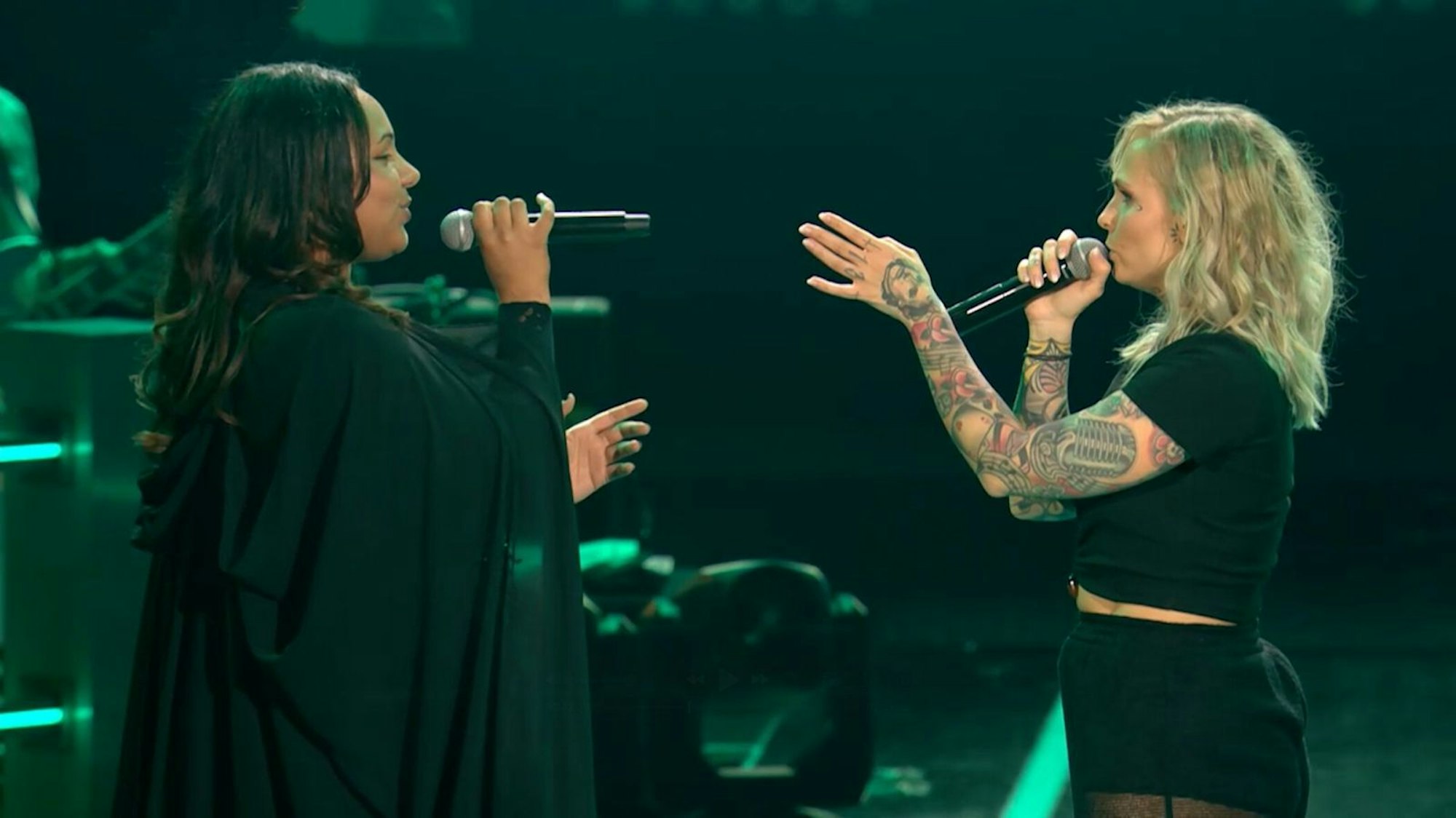 Bei Lisa und Jazzy packt Team Fanta die Kettensäge aus und präsentiert eine ungewöhnliche Version von Tokio Hotels „Durch den Monsum“. Lisa shoutet, Jazzy rappt. (Bild: Joyn)