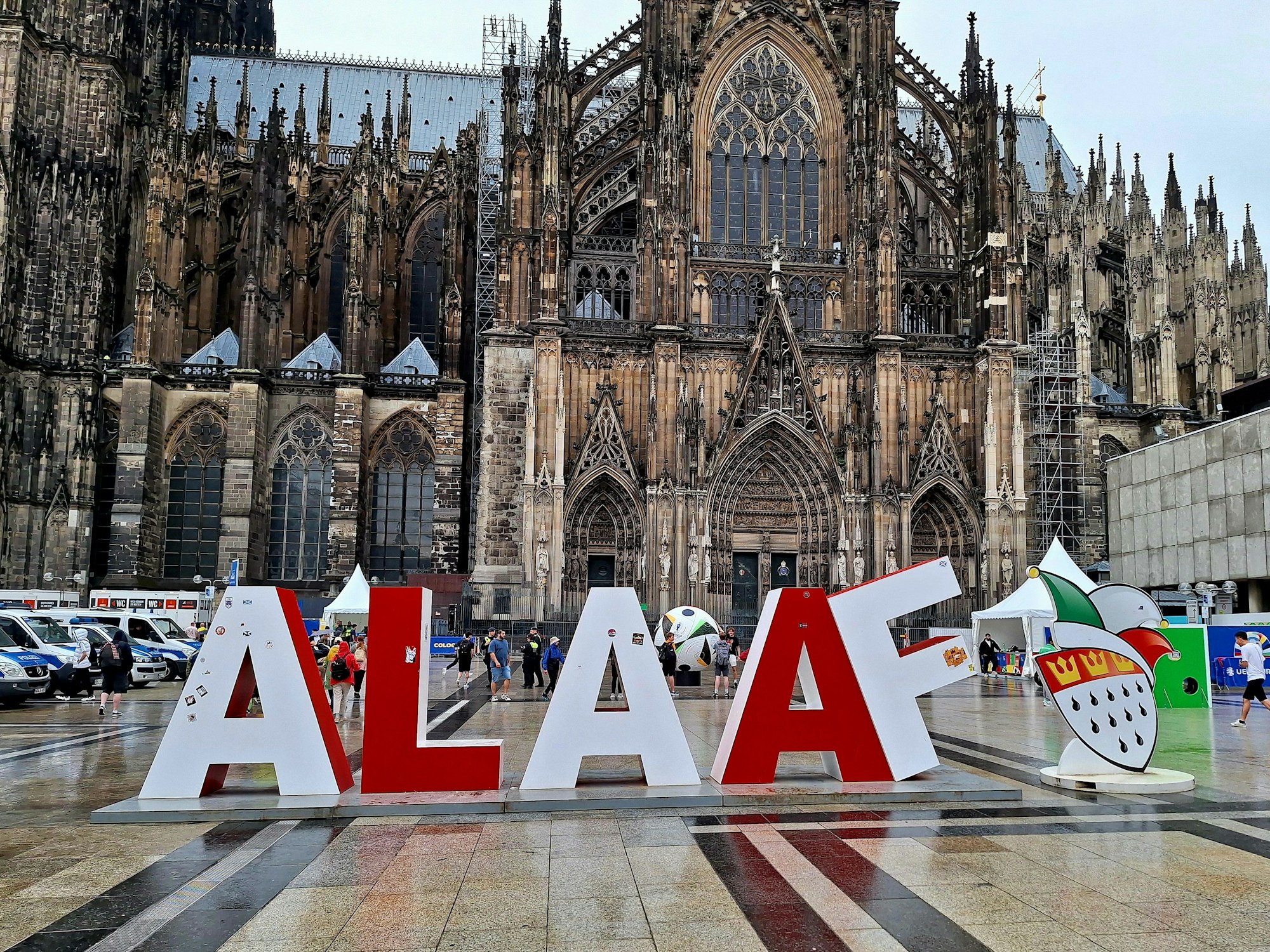Das Wort Alaaf steht in großen Buchstaben vor dem Kölner Dom.