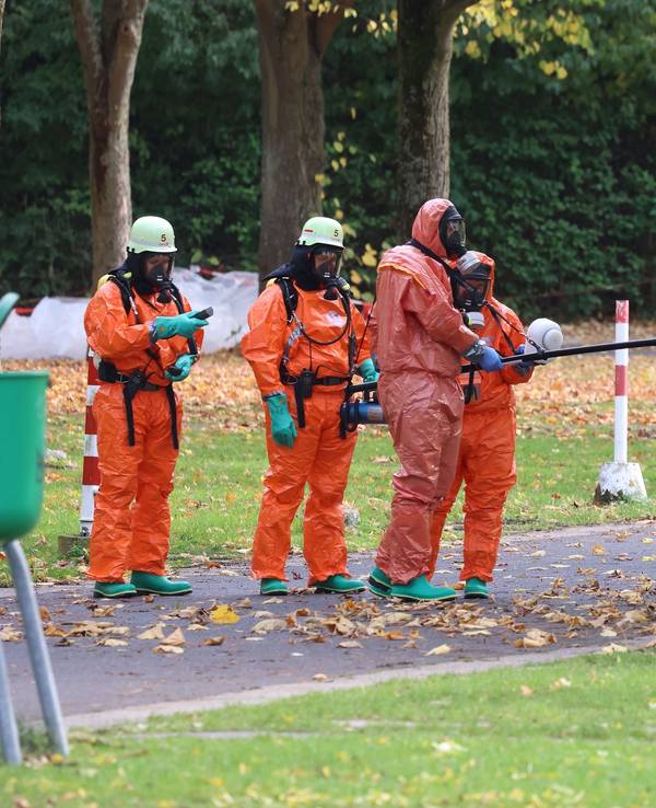 Düsseldorf: Feuerwehrkräfte überprüfen eine Mülltonne nach chemische Stoffe.