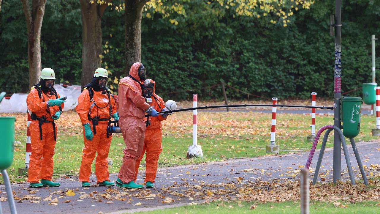 Düsseldorf: Feuerwehrkräfte überprüfen eine Mülltonne nach chemische Stoffe.