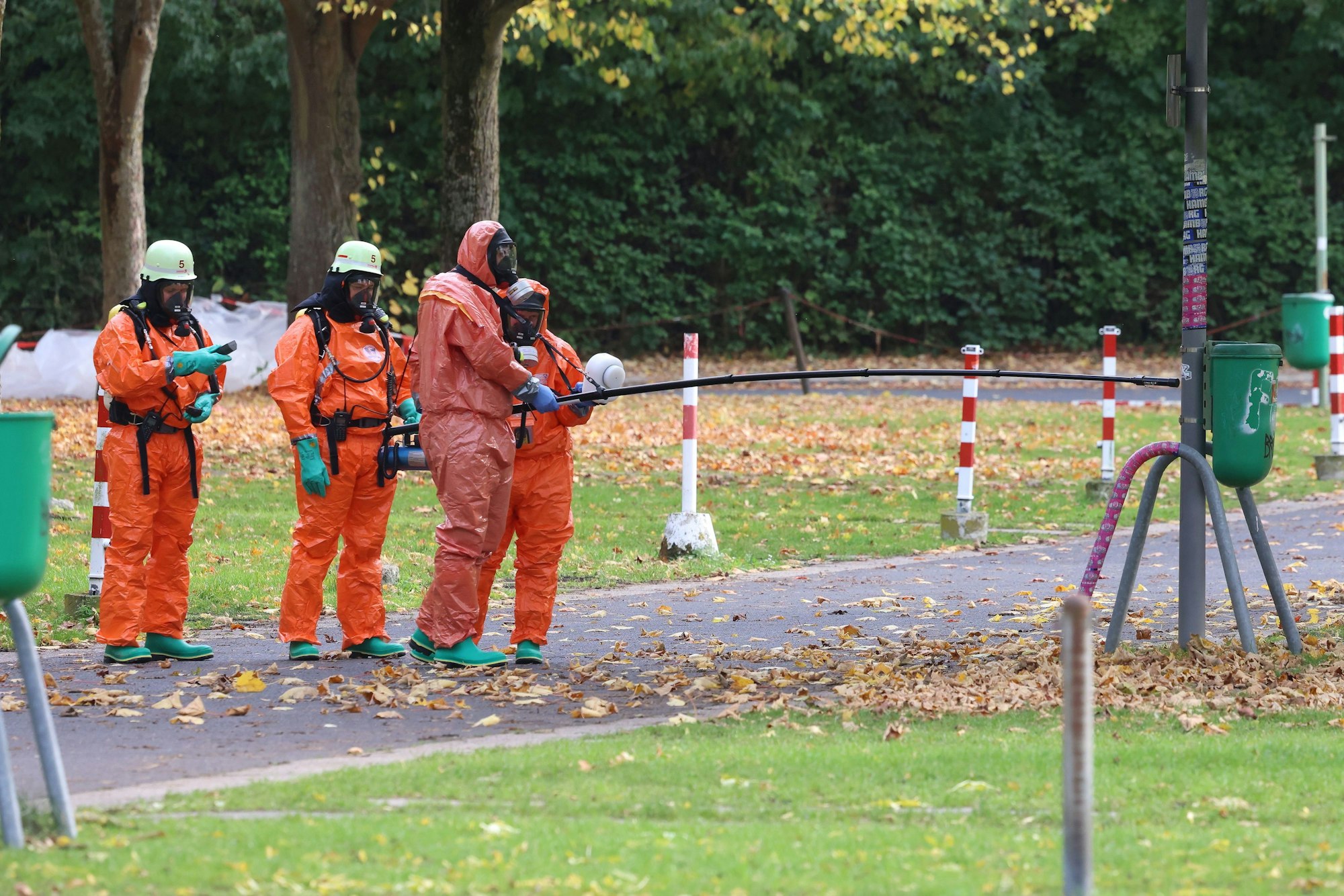 Düsseldorf: Feuerwehrkräfte überprüfen eine Mülltonne nach chemische Stoffe.