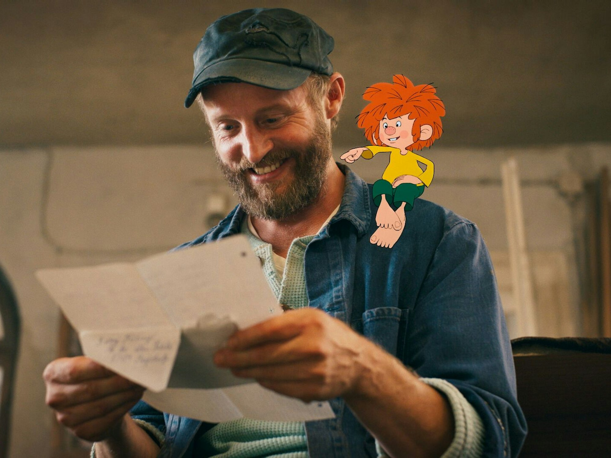 Ein Mann mit Mütze liest lachend einen Brief, während ein kleiner Kobold auf seiner Schulter sitzt.