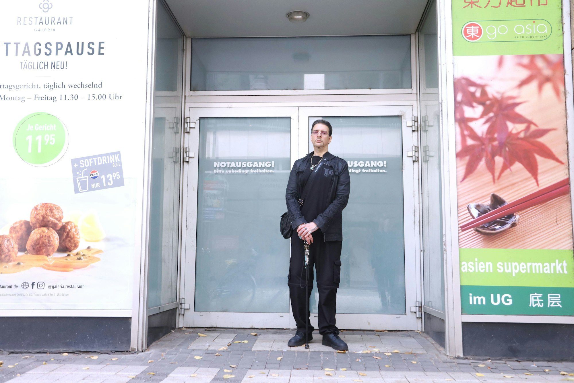 Markus vor seinem letzten Schlafplatz auf der Straße