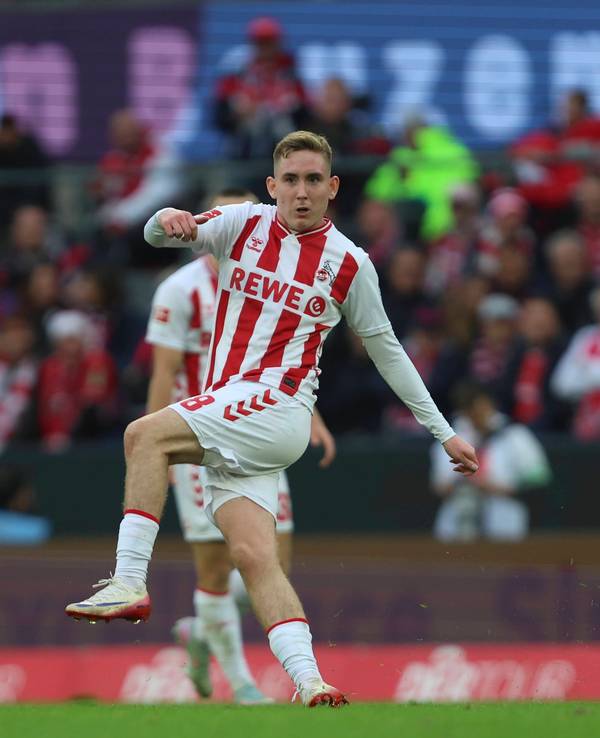 Isak Johannesson passt den Ball.