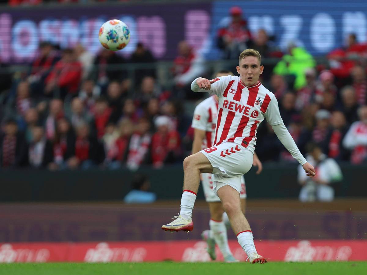 Isak Johannesson passt den Ball.