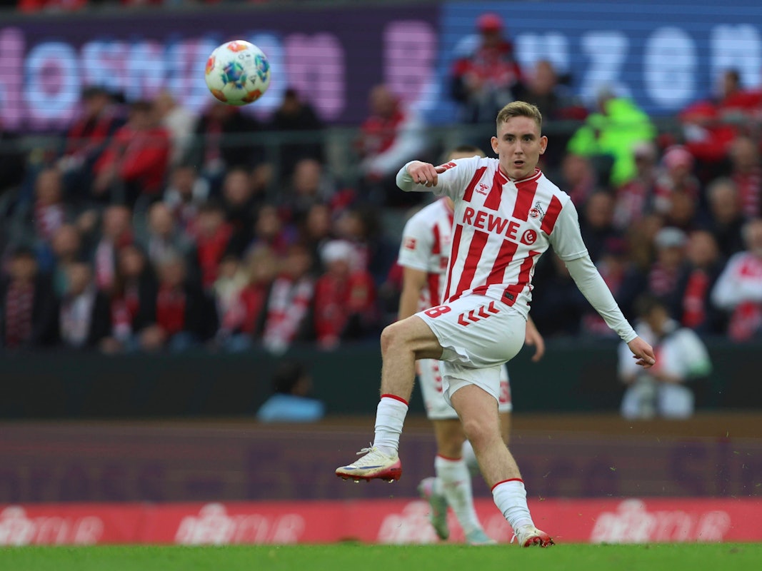 Isak Johannesson passt den Ball.