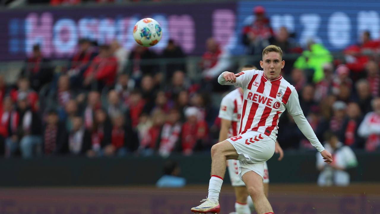 Isak Johannesson passt den Ball.