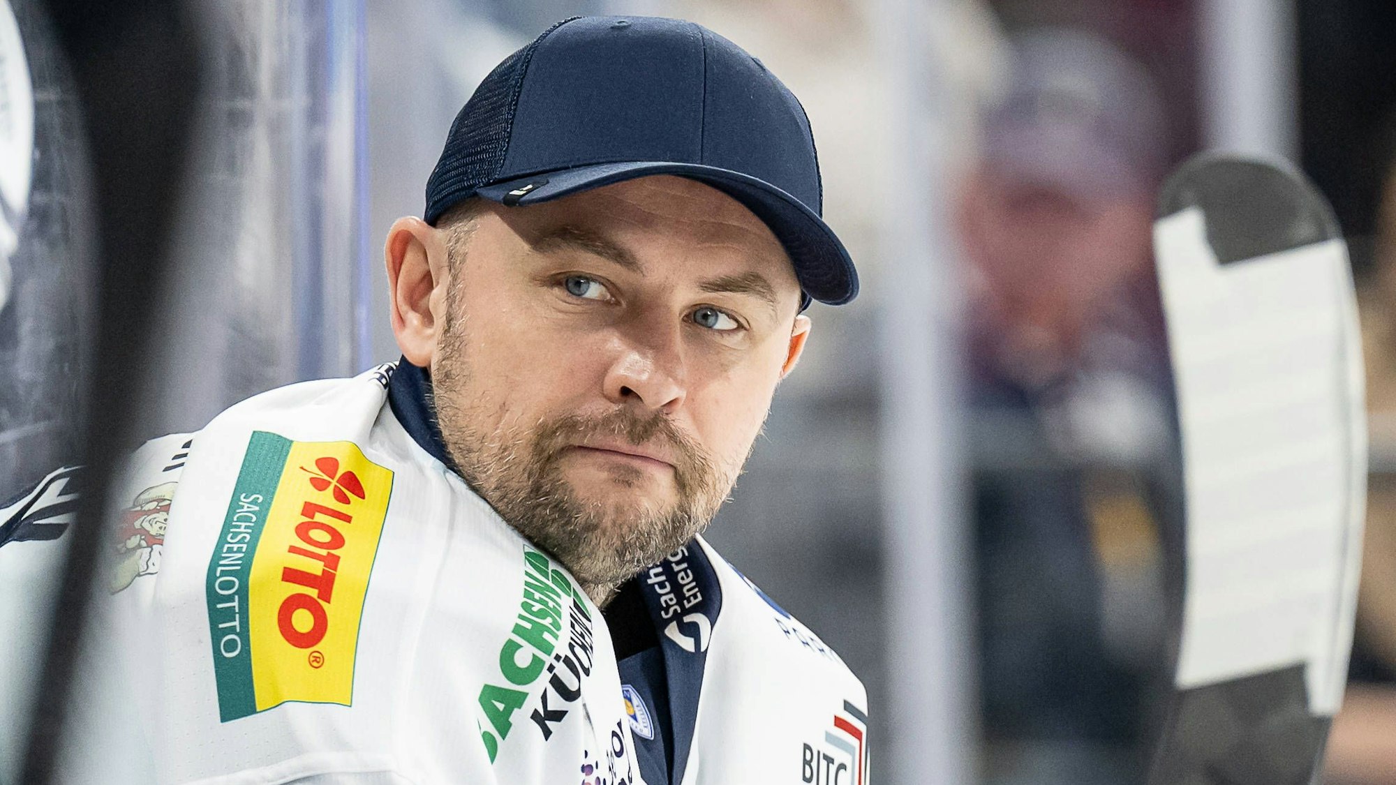 Julius Hudacek sitzt auf der Ersatzbank.