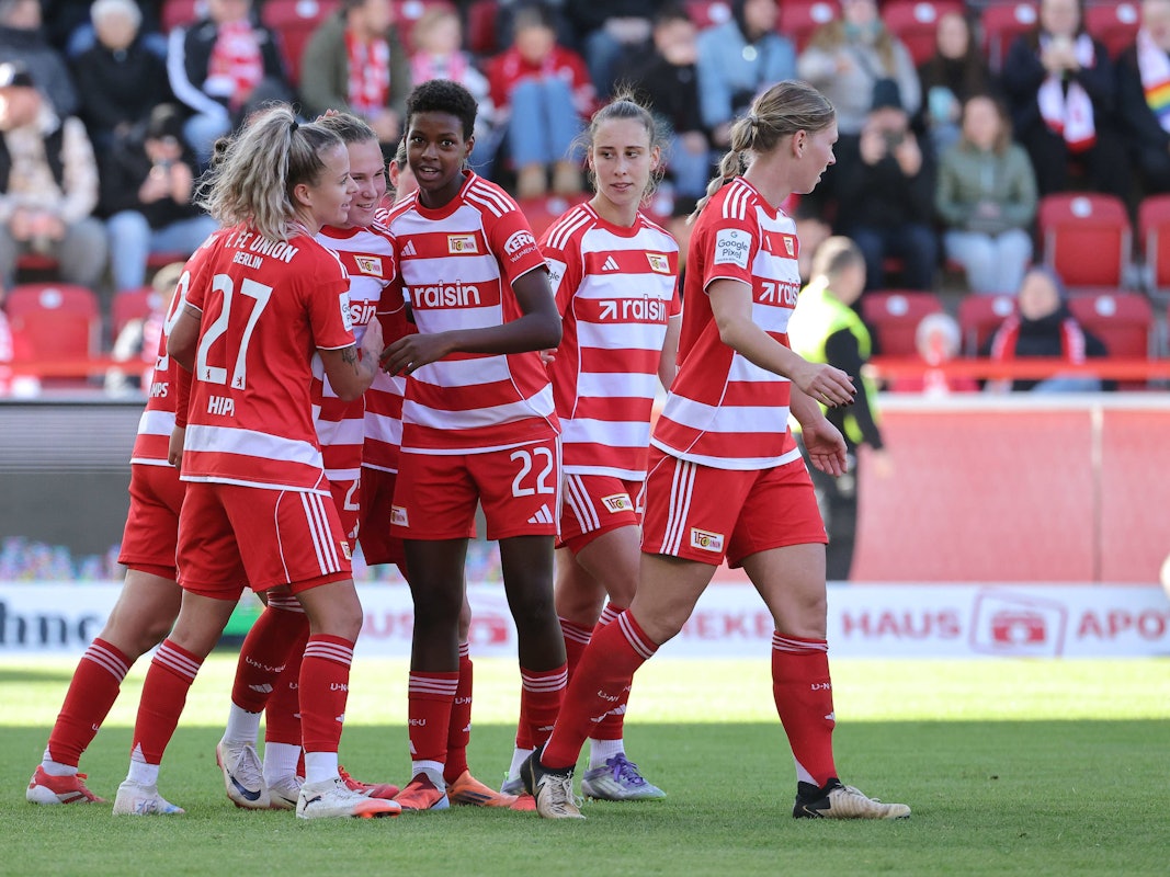 Sophie Weidauer, Jenny Hipp, Ida Heikkinen, Mariann Noack, Anna Weiß und Samantha Steuerwald jubeln für Union Berlin.