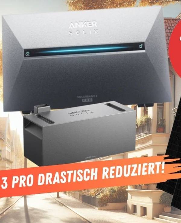 Anker Solarbank 3 E2700 Pro für die Erweiterung eines Balkonkraftwerk, daneben einige Solarmodule und ein Smartphone mit App. Im Hintergrund eine Straße in einer ruhigen Stadtgegend mit Einfamilienhäusern.