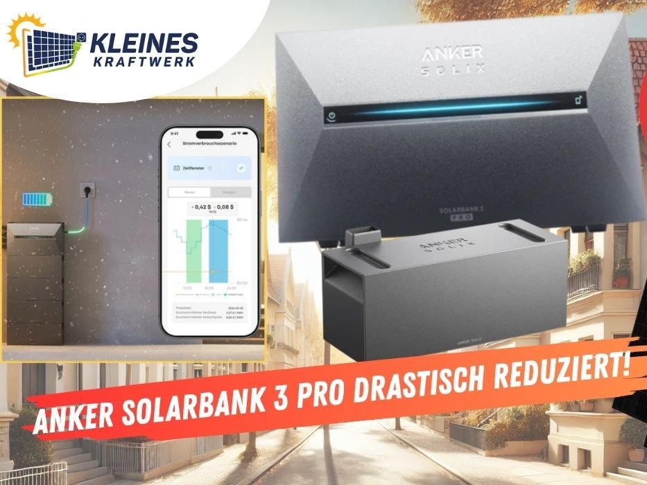Anker Solarbank 3 E2700 Pro für die Erweiterung eines Balkonkraftwerk, daneben einige Solarmodule und ein Smartphone mit App. Im Hintergrund eine Straße in einer ruhigen Stadtgegend mit Einfamilienhäusern.