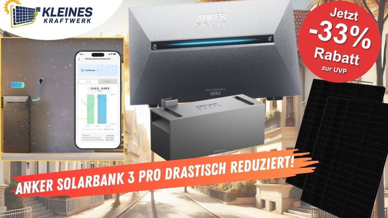Anker Solarbank 3 E2700 Pro für die Erweiterung eines Balkonkraftwerk, daneben einige Solarmodule und ein Smartphone mit App. Im Hintergrund eine Straße in einer ruhigen Stadtgegend mit Einfamilienhäusern.