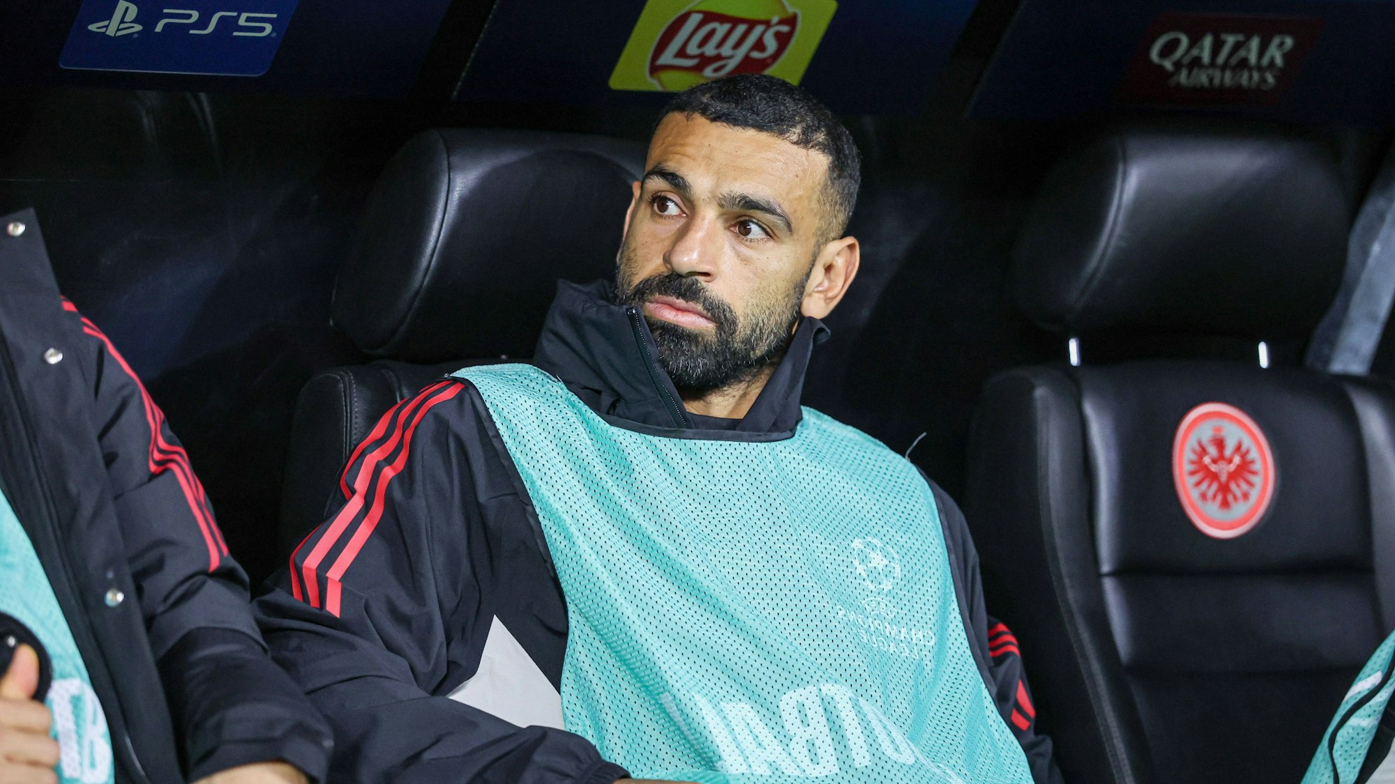 Mohamed Salah sitz im hellblauen Ersatzspieler-Leibchen auf der Bank.
