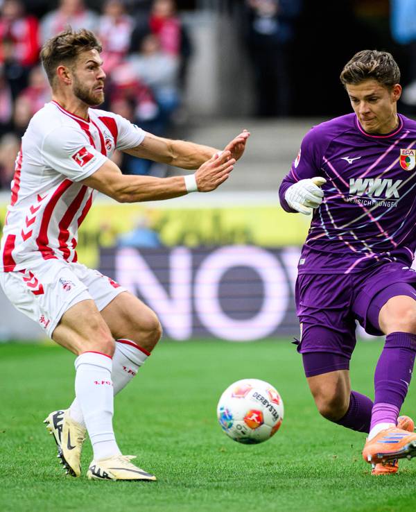 Jan Thielmann beim Spiel gegen den FC Augsburg mit Keeper Finn Dahmen.