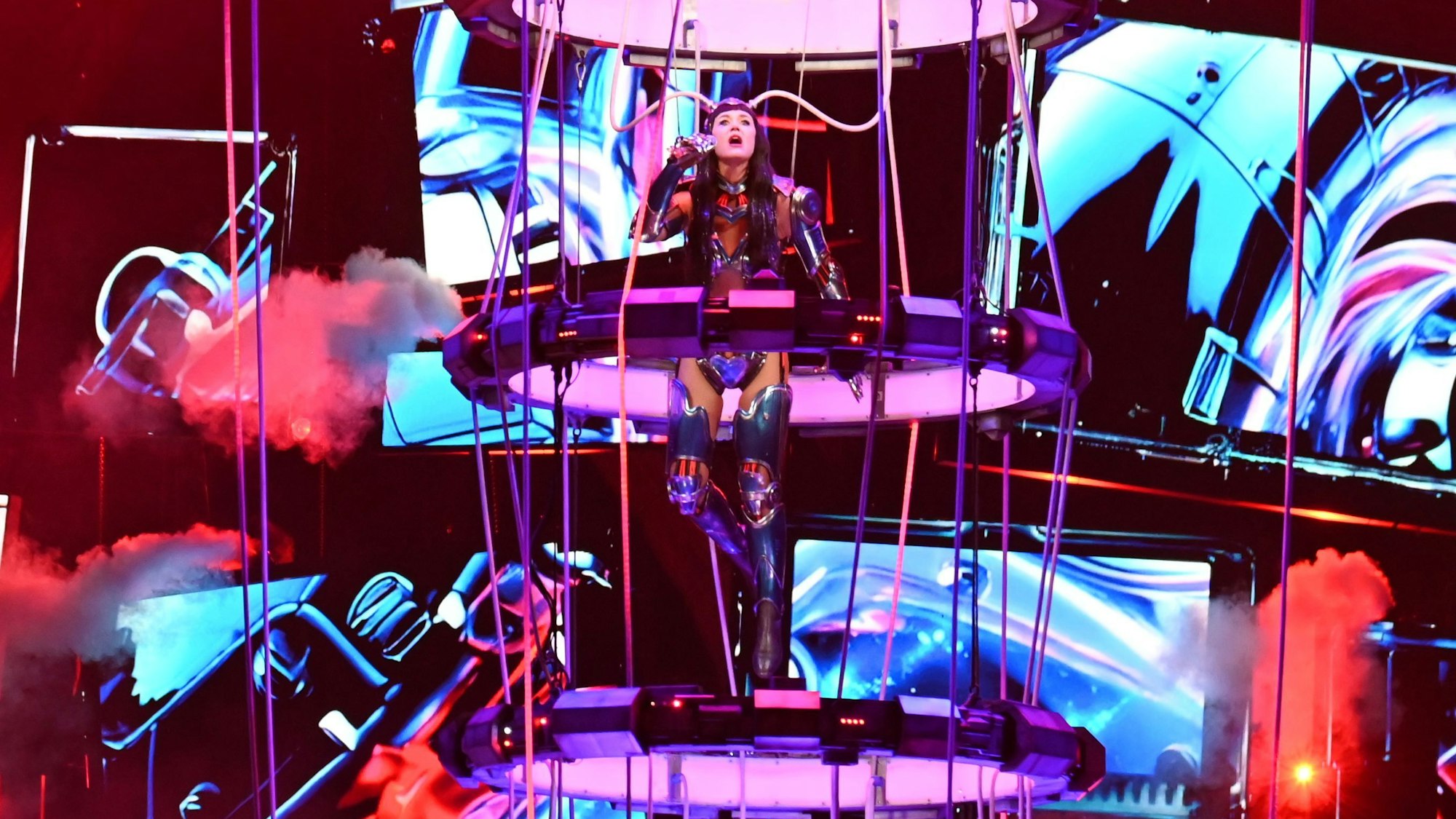 Katy Perry schwebt zum Konzertbeginn in die Lanxess-Arena.