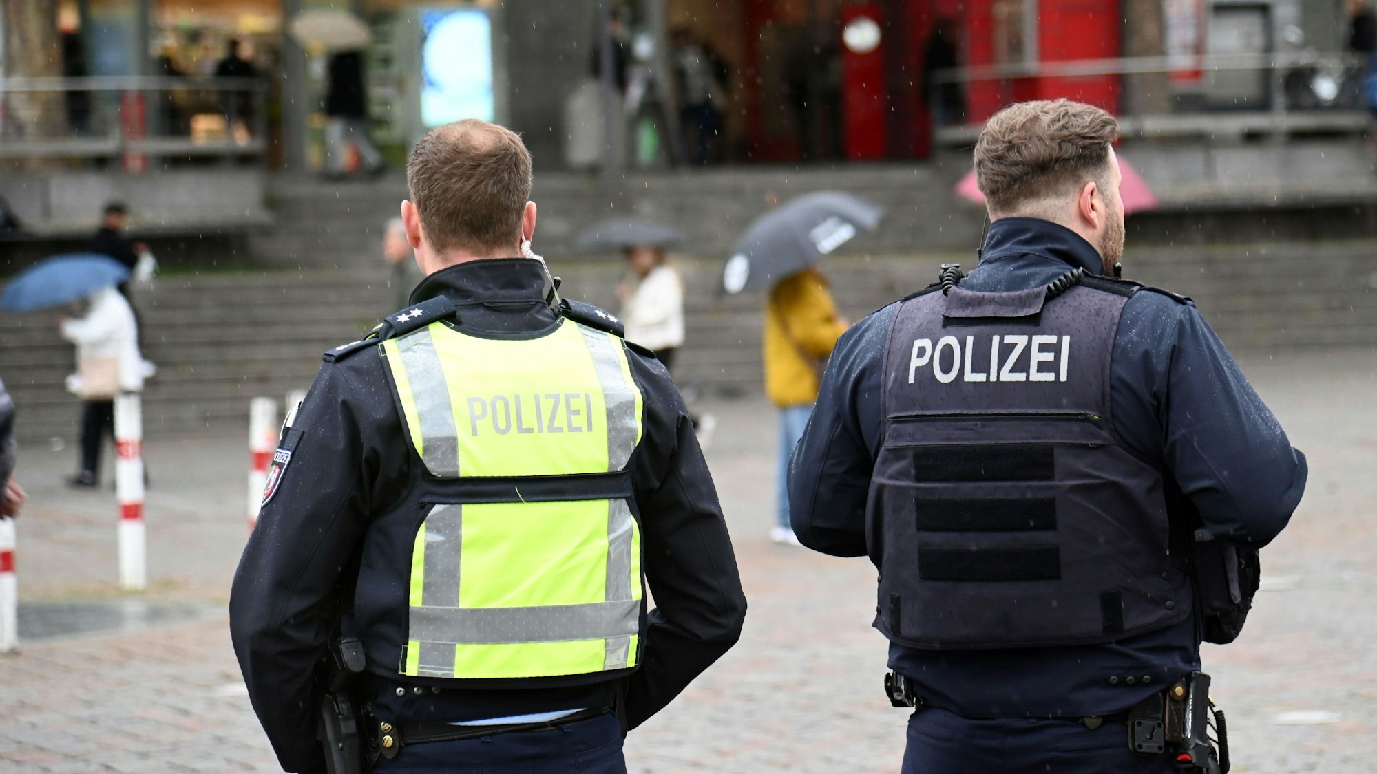 Einsatzkräfte der Polizei bei einem Einsatz in Köln (Symbolfoto). Ein Sonnenstudio in Poll wurde überfallen.