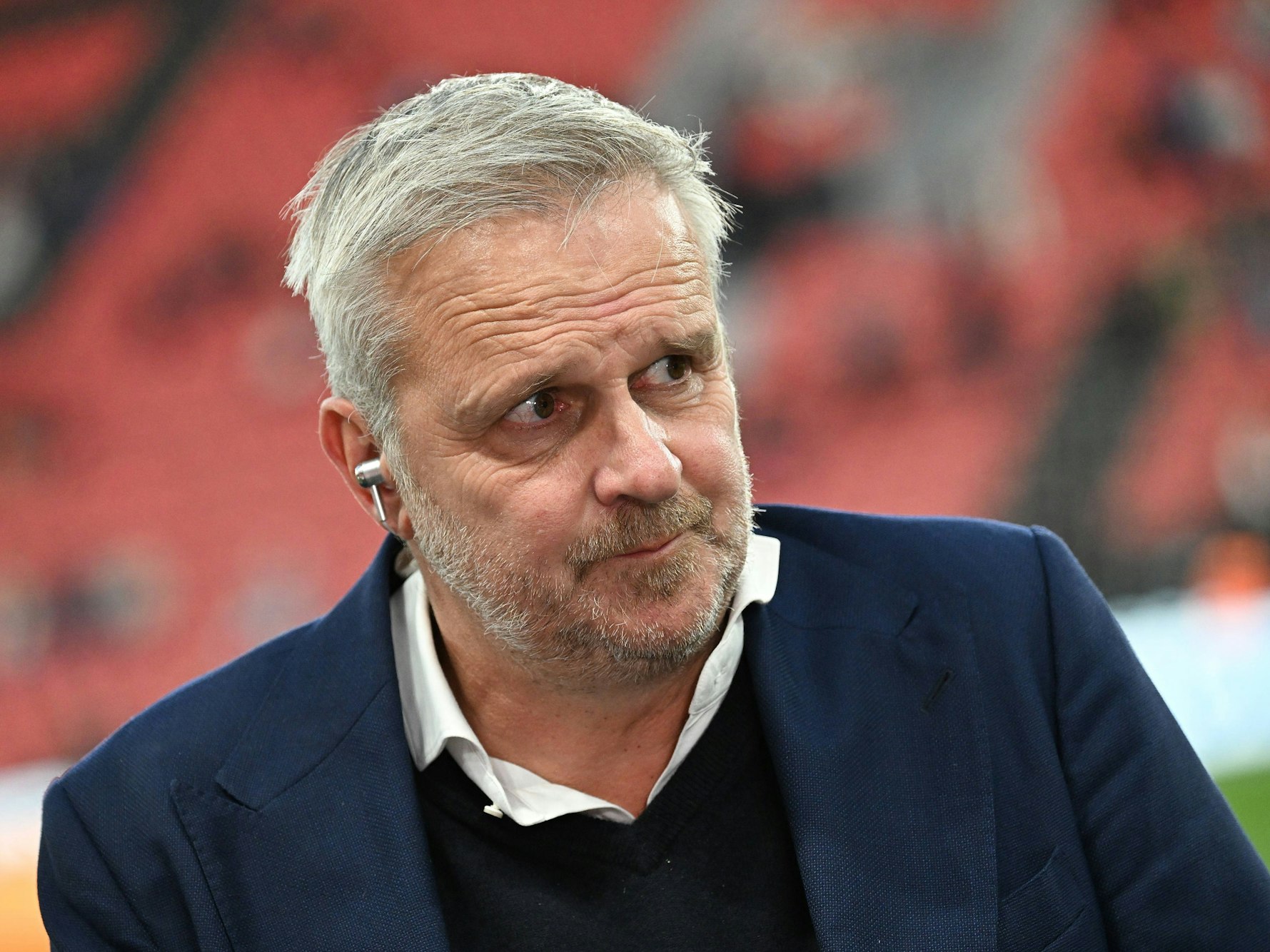TV-Experte Didi Hamann steht im Stadion.