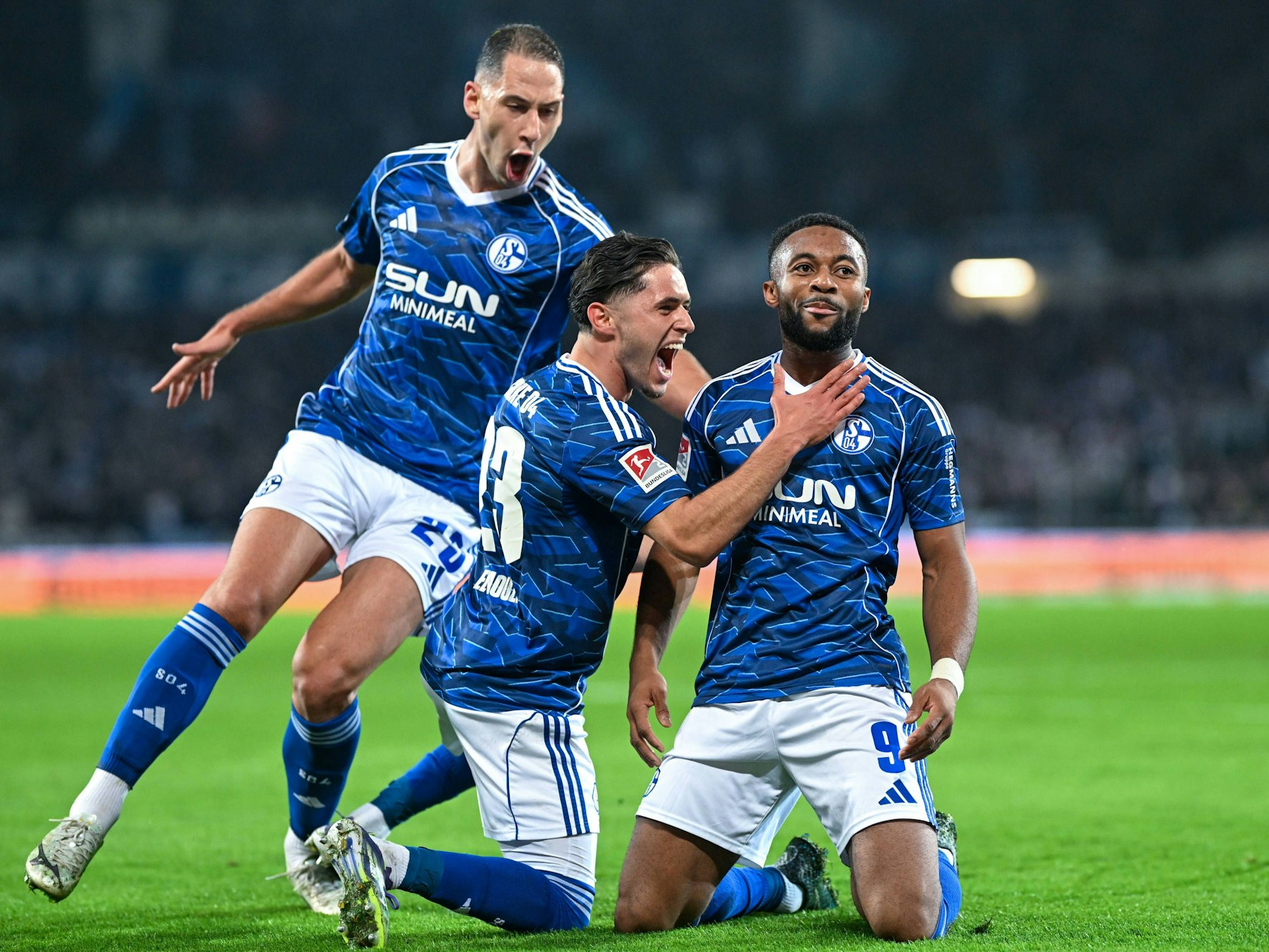 Moussa Sylla (r.) jubelt mit seinen Teamkollegen nach seinem Treffer.