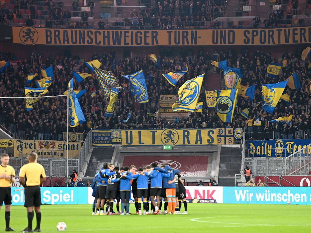 Fans von Eintracht Braunschweig beim Spiel gegen Fortuna Düsseldorf.