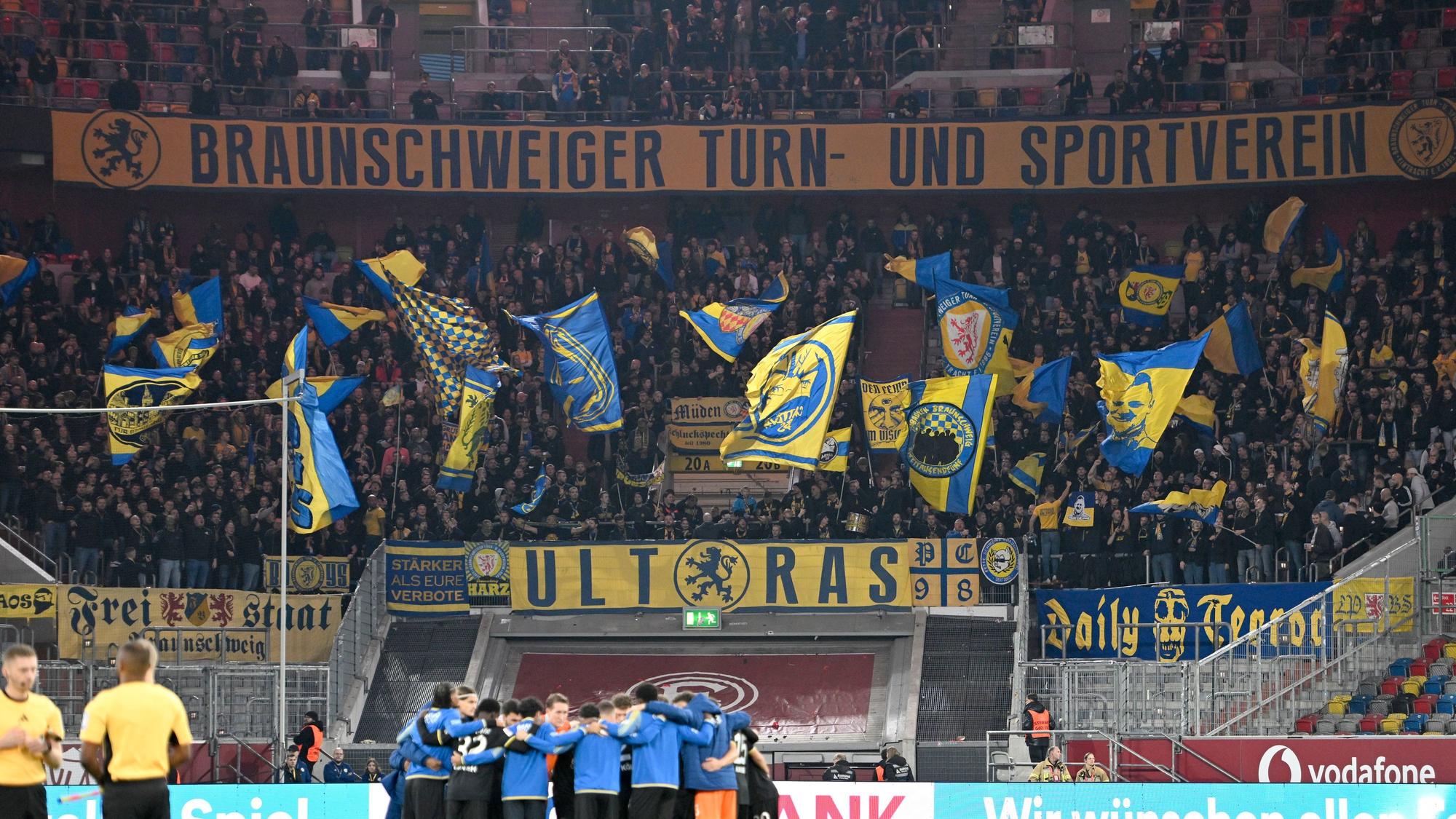 Fans von Eintracht Braunschweig beim Spiel gegen Fortuna Düsseldorf.