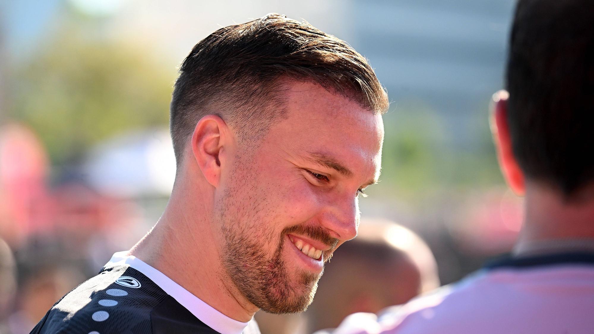 Kevin Großkreutz lächelt bei einem Spiel.