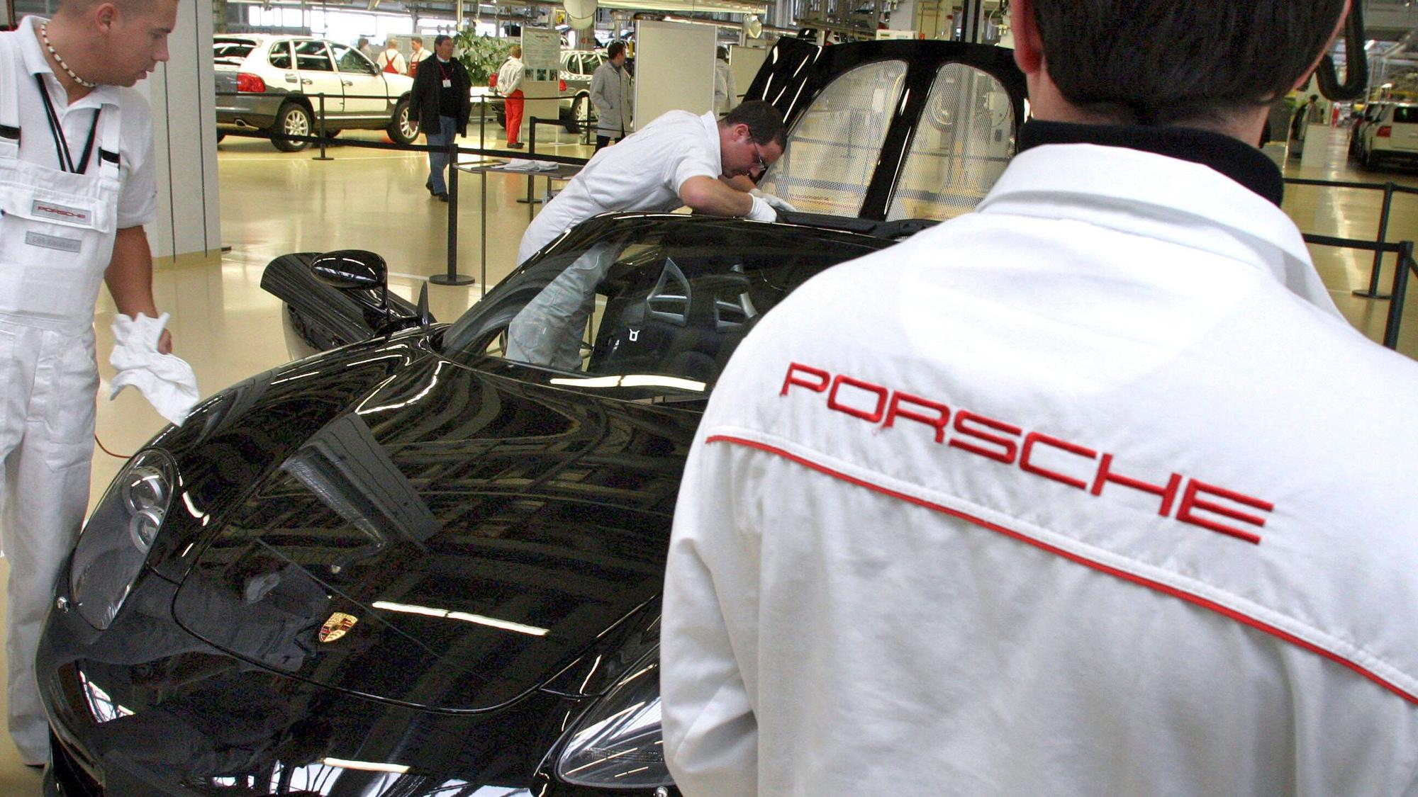 Mitarbeiter in einem Porsche-Werk (Archivfoto). Bei dem Sportwagenhersteller sind die Zahlen eingebrochen.