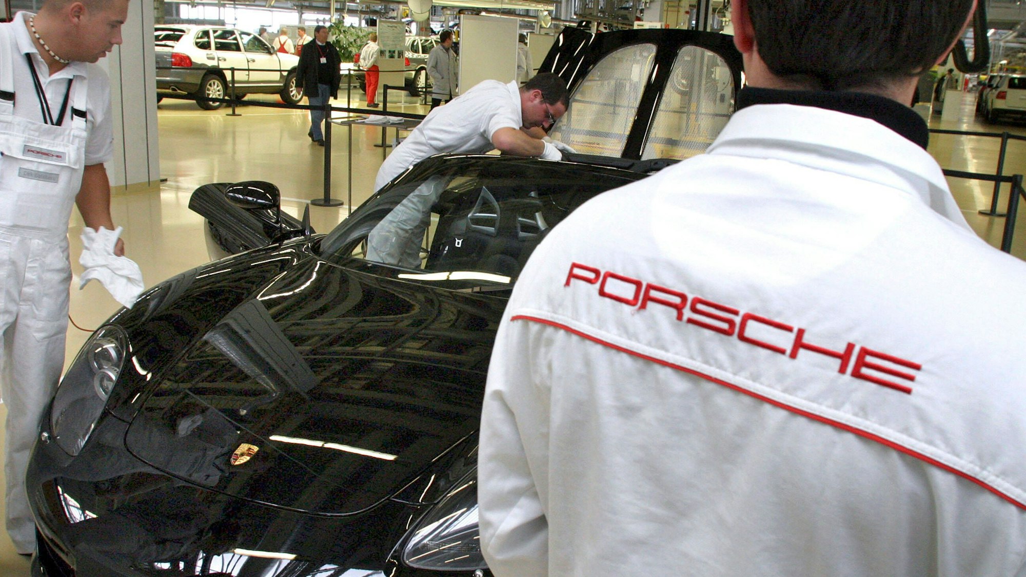 Mitarbeiter in einem Porsche-Werk (Archivfoto). Bei dem Sportwagenhersteller sind die Zahlen eingebrochen.