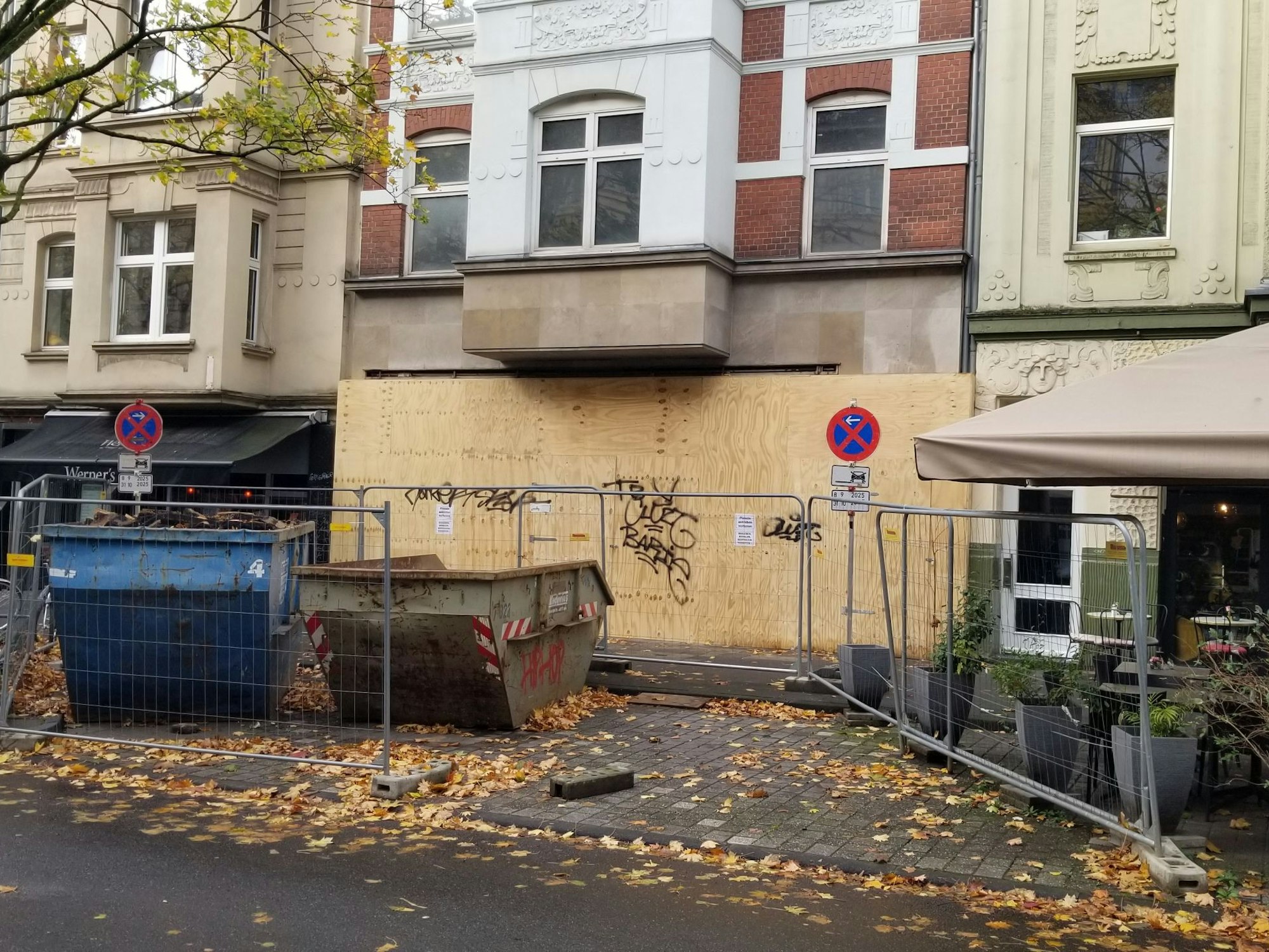 Das Geisterhaus auf der Neusser Straße wird jetzt renoviert.