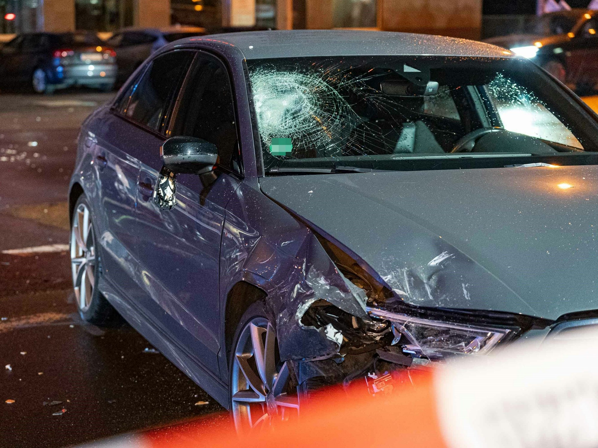 In Köln-Poll erfasste ein Audi einen Rollerfahrer. Der wurde schwer verletzt.